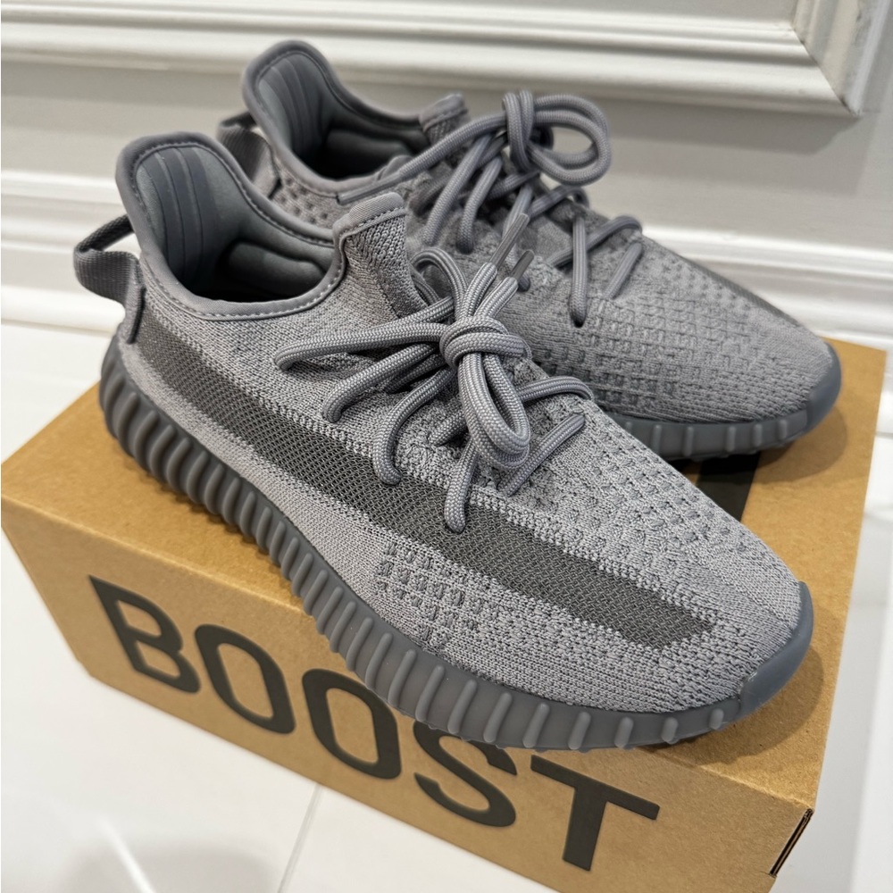 Yeezy 350 women size7  men size 6